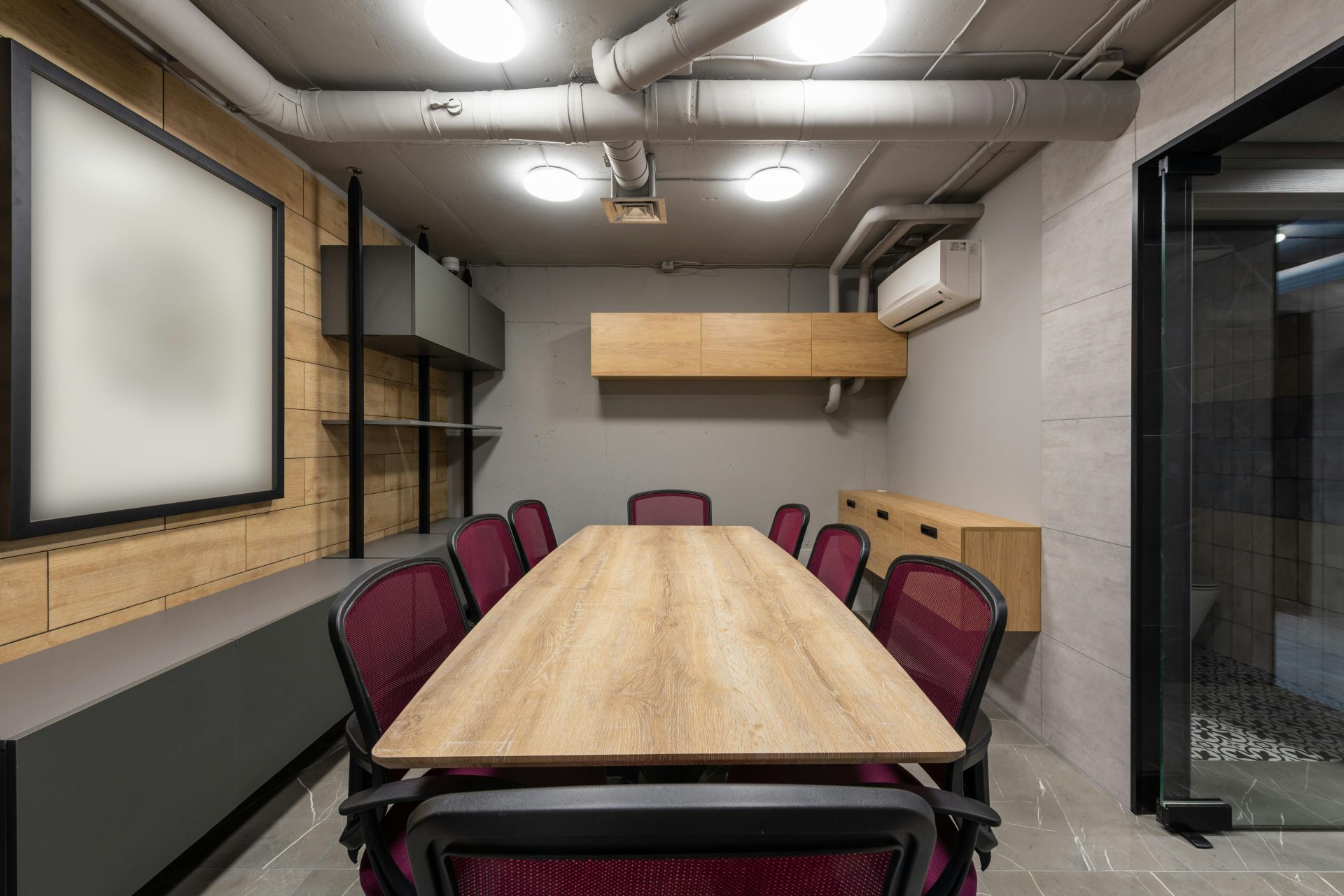 Salle de conférence moderne et élégante avec table et chaises en bois, idéale pour les réunions d'affaires.